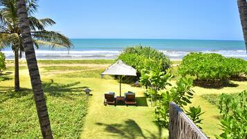Pantai pribadi, kursi berjemur, payung pantai, dan handuk pantai