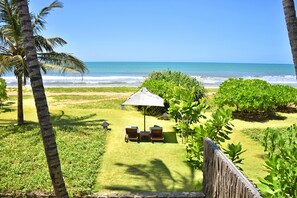 Private beach, sun loungers, beach umbrellas, beach towels - Wattura Resort and Spa (Negombo)