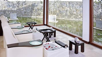 Couples treatment room(s), hot tub, steam room