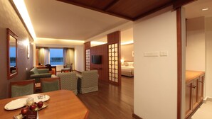 Suite – president | Oppholdsområde | En 321-tommers LED-TV med kabel-kanaler samt TV