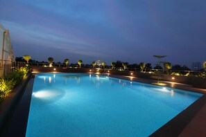 Outdoor pool - Monsoon Empress (Kanayannur)