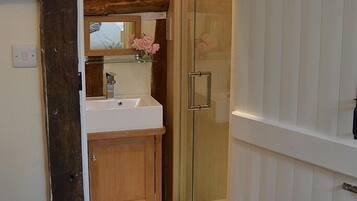 Ensemble douche/baignoire, sèche-cheveux, serviettes fournies, savon