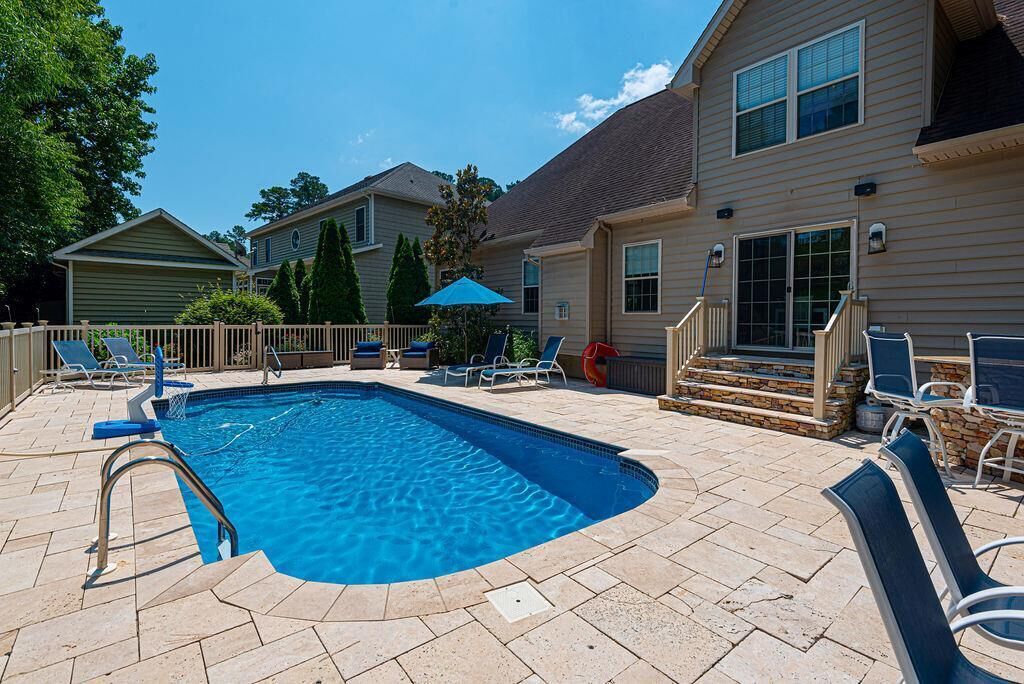 Private Oasis - Private Pool, 4 Bedrooms, 2.5 baths, Sleeps 11, Non Group Rental