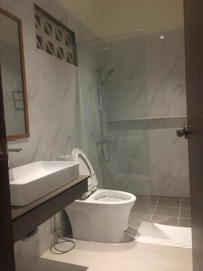 Shower, free toiletries, hair dryer, slippers - Ivy Hotel Da Lat (Da Lat)