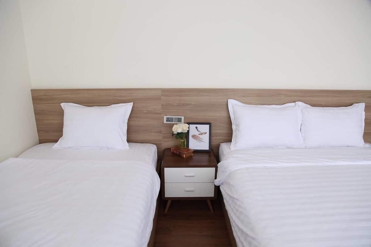 Schreibtisch, Verdunkelungsvorhänge, kostenloses WLAN, Bettwäsche