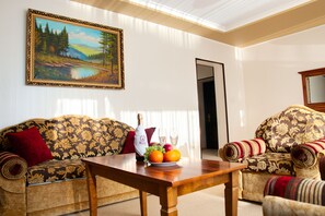 Suite, 1 King Bed, Non Smoking, Lake View