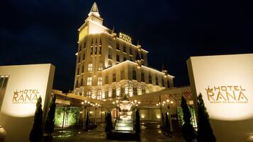 Depan hartanah - siang/malam