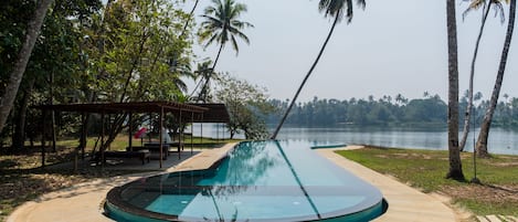 Piscine extérieure, chaises longues