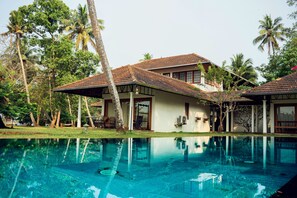 Riverside Pool Deck rooms | Premium bedding, down comforters, pillowtop beds, in-room safe