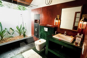 River Meadow Rooms | Bathroom | Shower, designer toiletries, hair dryer, slippers - Cranganor History Cafe Riverside Chateau (North Paravur)