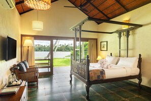 Riverside Pool Deck rooms | Premium bedding, down comforters, pillowtop beds, in-room safe