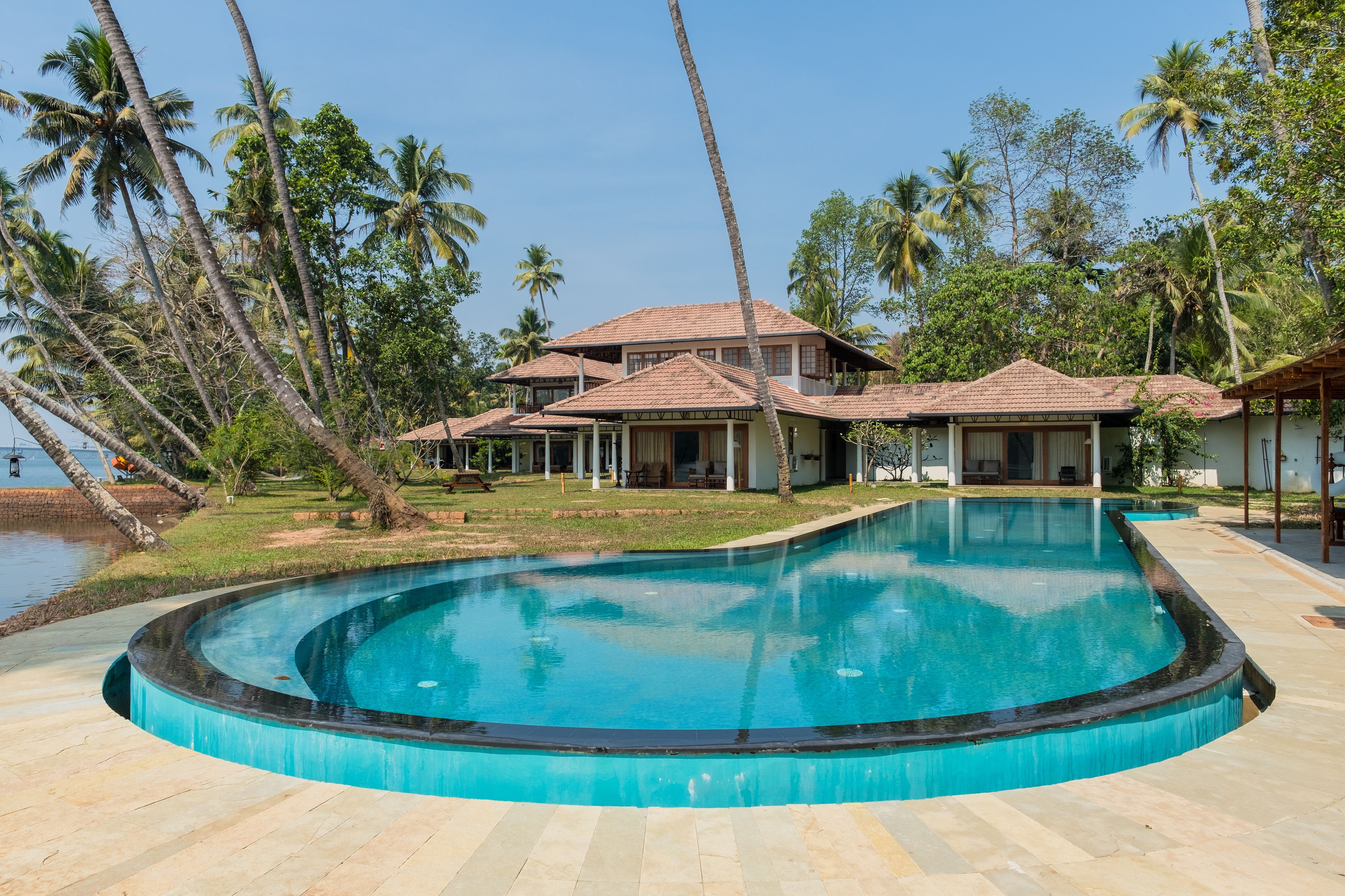 Kolam renang terbuka, kerusi lepak pantai 