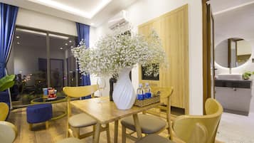 Apartamento família, 1 quarto, sacada, vista para a cidade | Opções para refeição no quarto