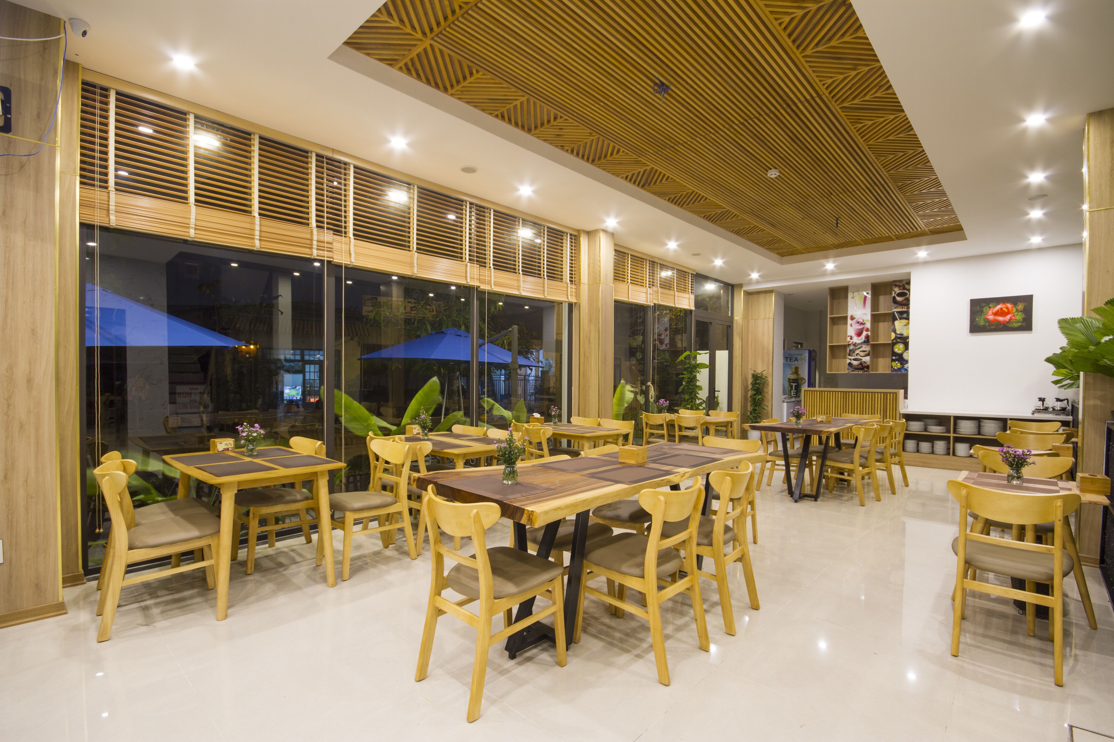 Phục vụ bữa sáng, bữa trưa, bữa tối, món địa phương và quốc tế 