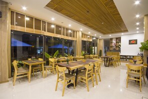 Frokost, lunsj og middag serveres, lokale og internasjonale retter