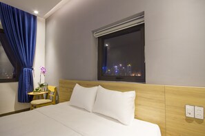 Quarto casal luxo | Frigobar, escrivaninha, cortinas blackout, quartos à prova de som
