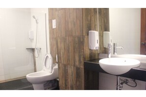 Dusche, Bidet, Handtücher