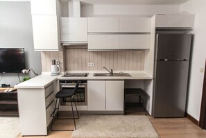 Appartement | Privékitchenette | Een koelkast/vriezer, een oven, een kookplaat, een vaatwasser