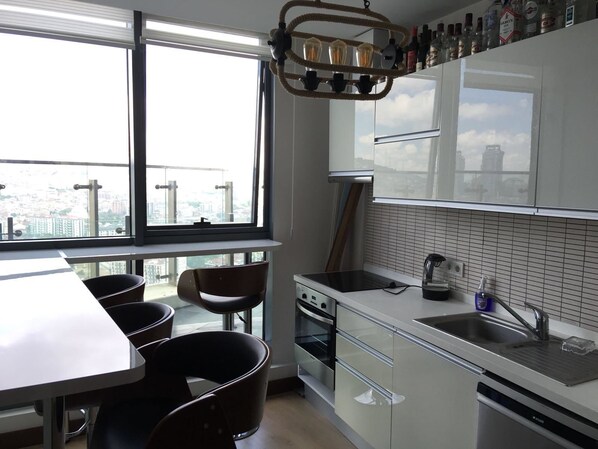 Departamento | Cocina privada | Refrigerador con congelador, horno y parrilla de estufa 