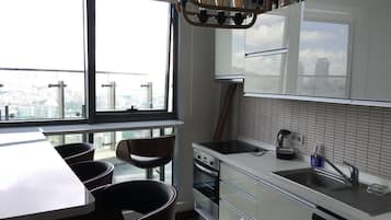 Apartment | Private kitchen | Full-sized fridge, oven, stovetop, electric kettle