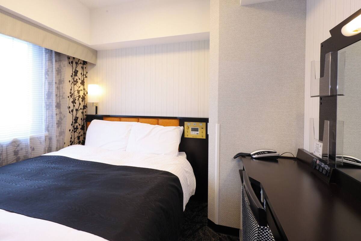 Down duvets, desk, blackout curtains, free WiFi