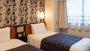 Una habitación de hotel con dos camas, un panel de control en la pared, una lámpara de noche y una ventana con cortinas.