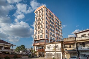 Property entrance - Manorom Chateau Hotel (Vientiane)