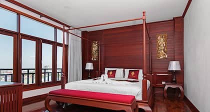 Manorom Chateau Hotel