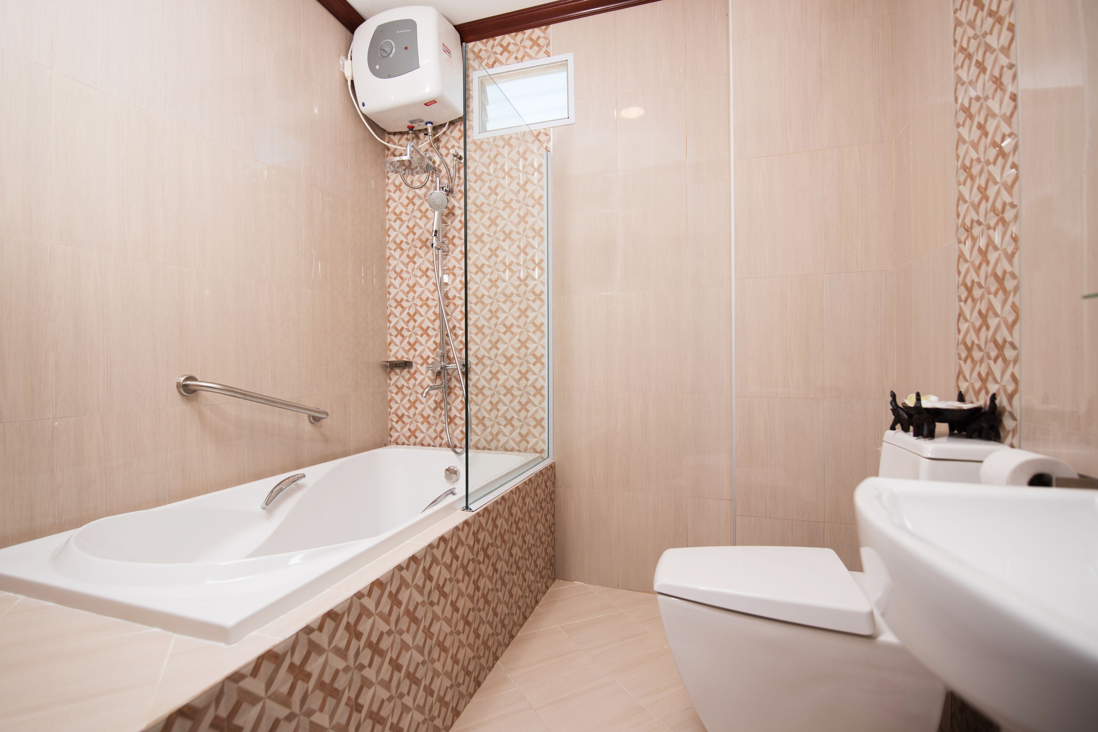 Un baño moderno con una bañera independiente, un inodoro y una zona de ducha.