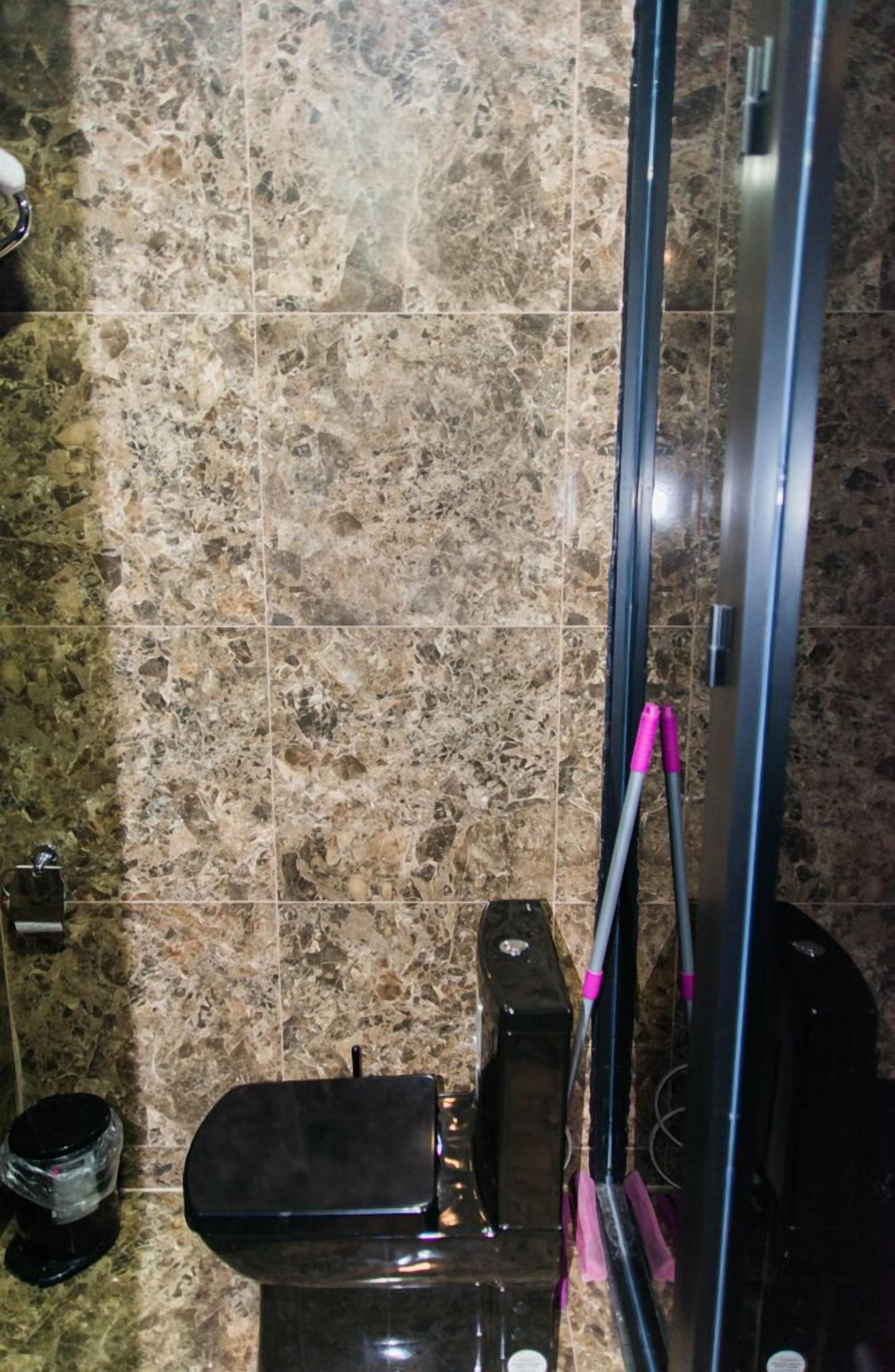 Studio | Bathroom | Shower, free toiletries, hair dryer, towels
