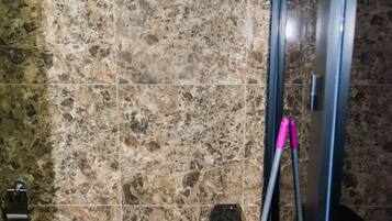 Studio | Bathroom | Shower, free toiletries, hair dryer, towels