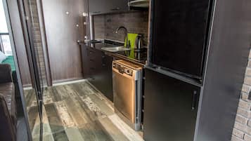 Studio | Dapur kecil peribadi | Peti sejuk/penyejuk beku saiz penuh, ketuhar, dapur