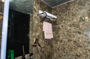 Studio | Bathroom | Shower, free toiletries, hair dryer, towels - Dumankaya Ikon 38 Floor Studio A (Istanbul)