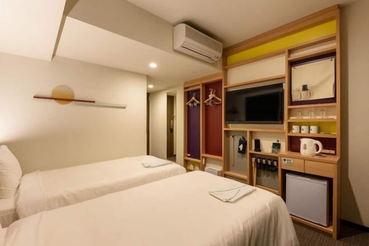 In-room safe, laptop workspace, iron/ironing board, free WiFi