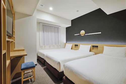 In-room safe, laptop workspace, iron/ironing board, free WiFi
