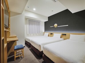 客房内保险箱、笔记本电脑工作区、熨斗/熨板、免费 WiFi