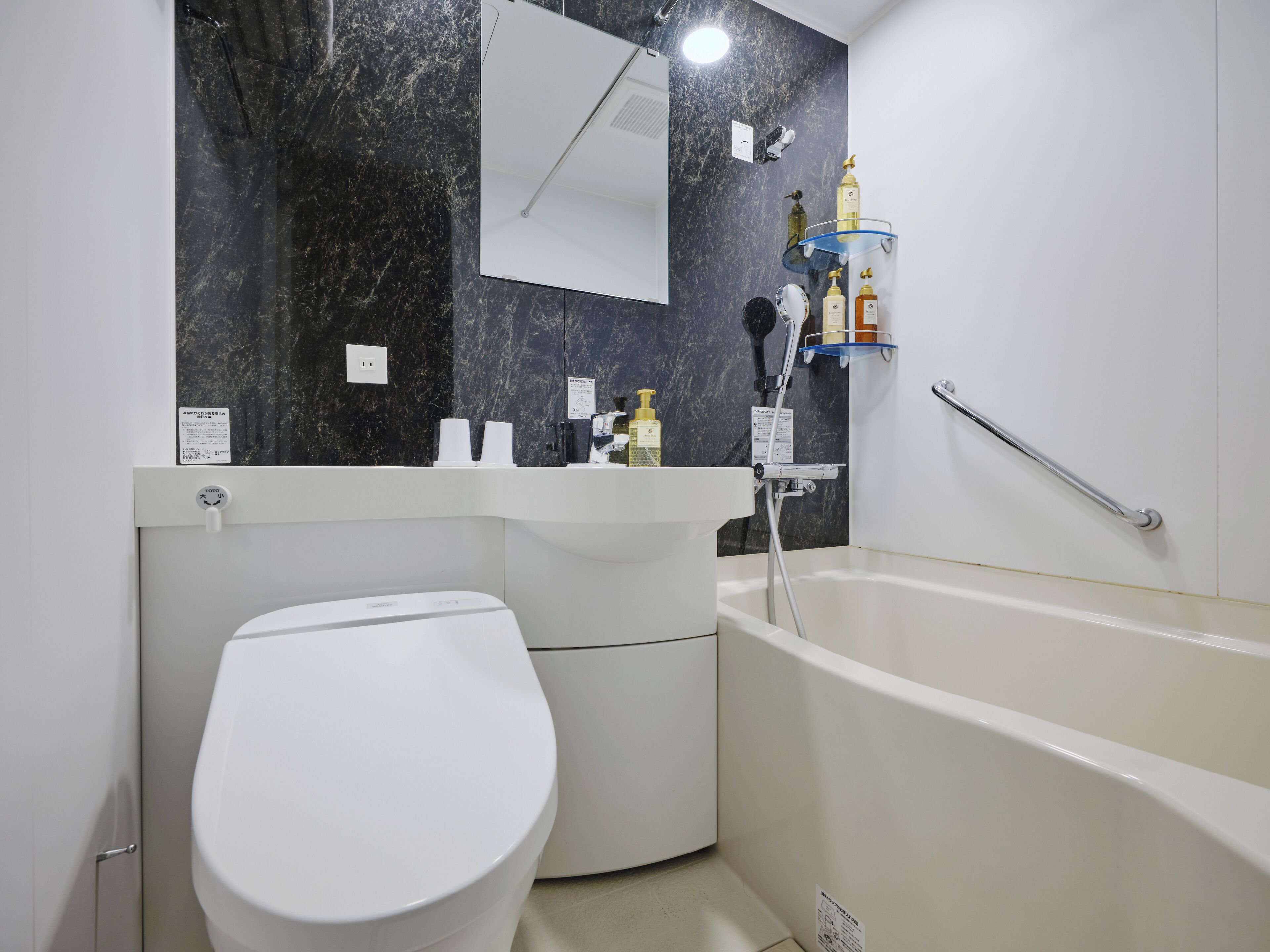 combined shower/bathtub, deep-soaking bathtub, free toiletries