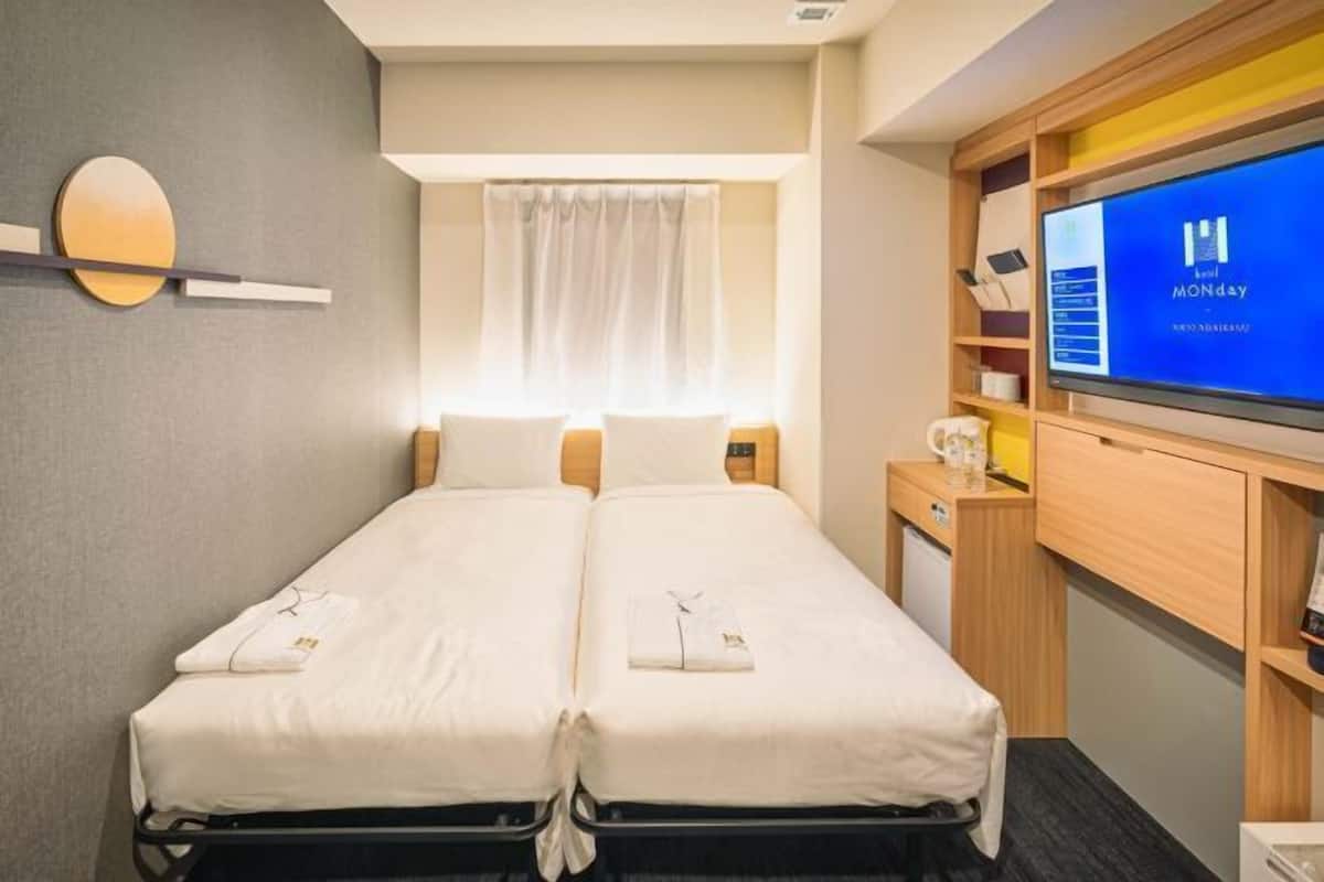 In-room safe, laptop workspace, iron/ironing board, free WiFi