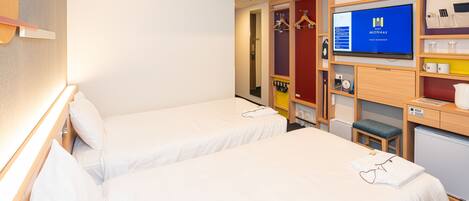 In-room safe, laptop workspace, iron/ironing board, free WiFi
