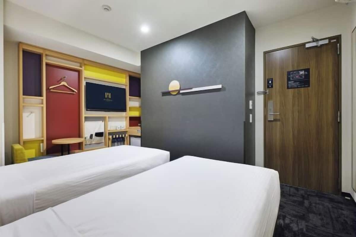 In-room safe, laptop workspace, iron/ironing board, free WiFi