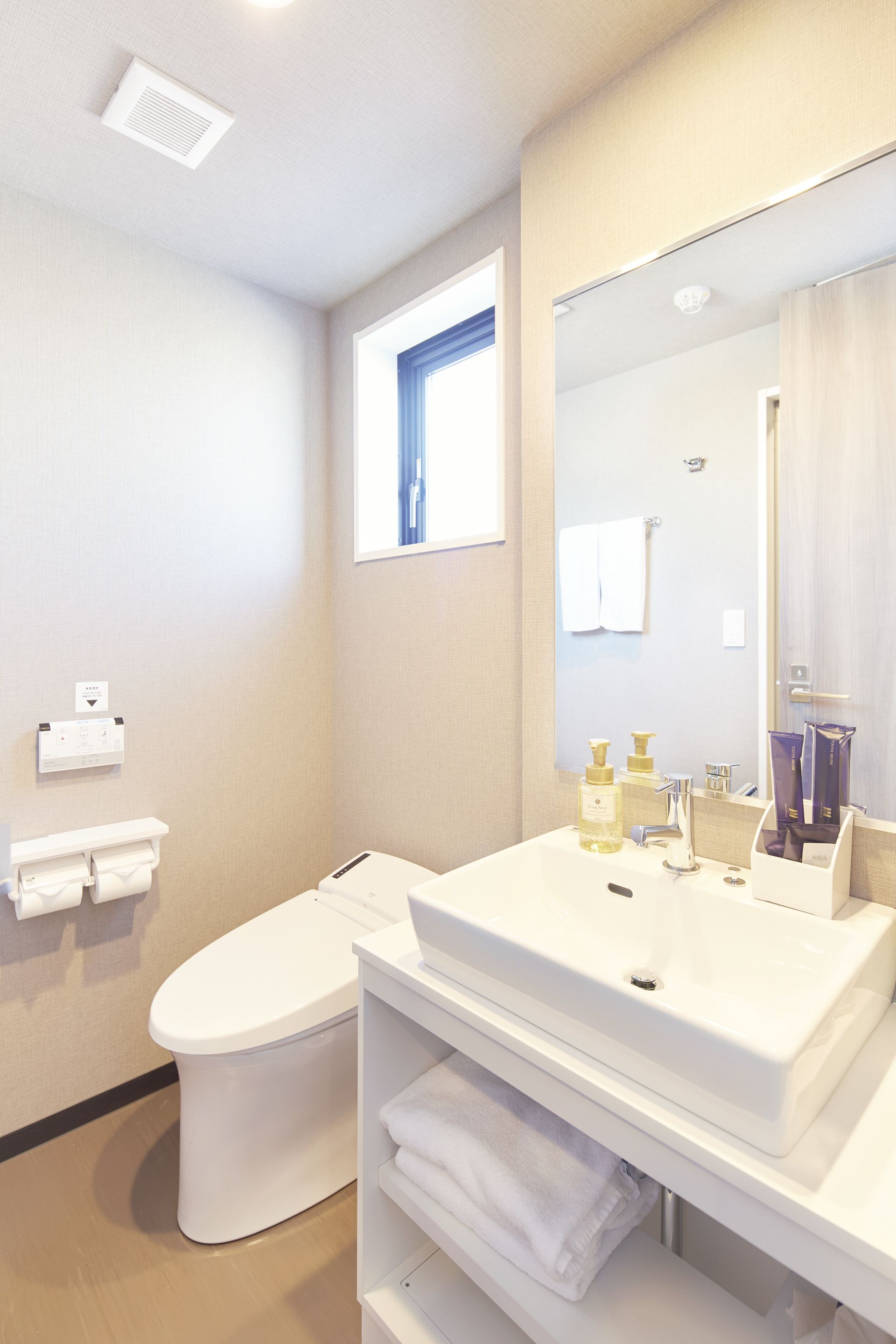 combined shower/bathtub, deep-soaking bathtub, free toiletries