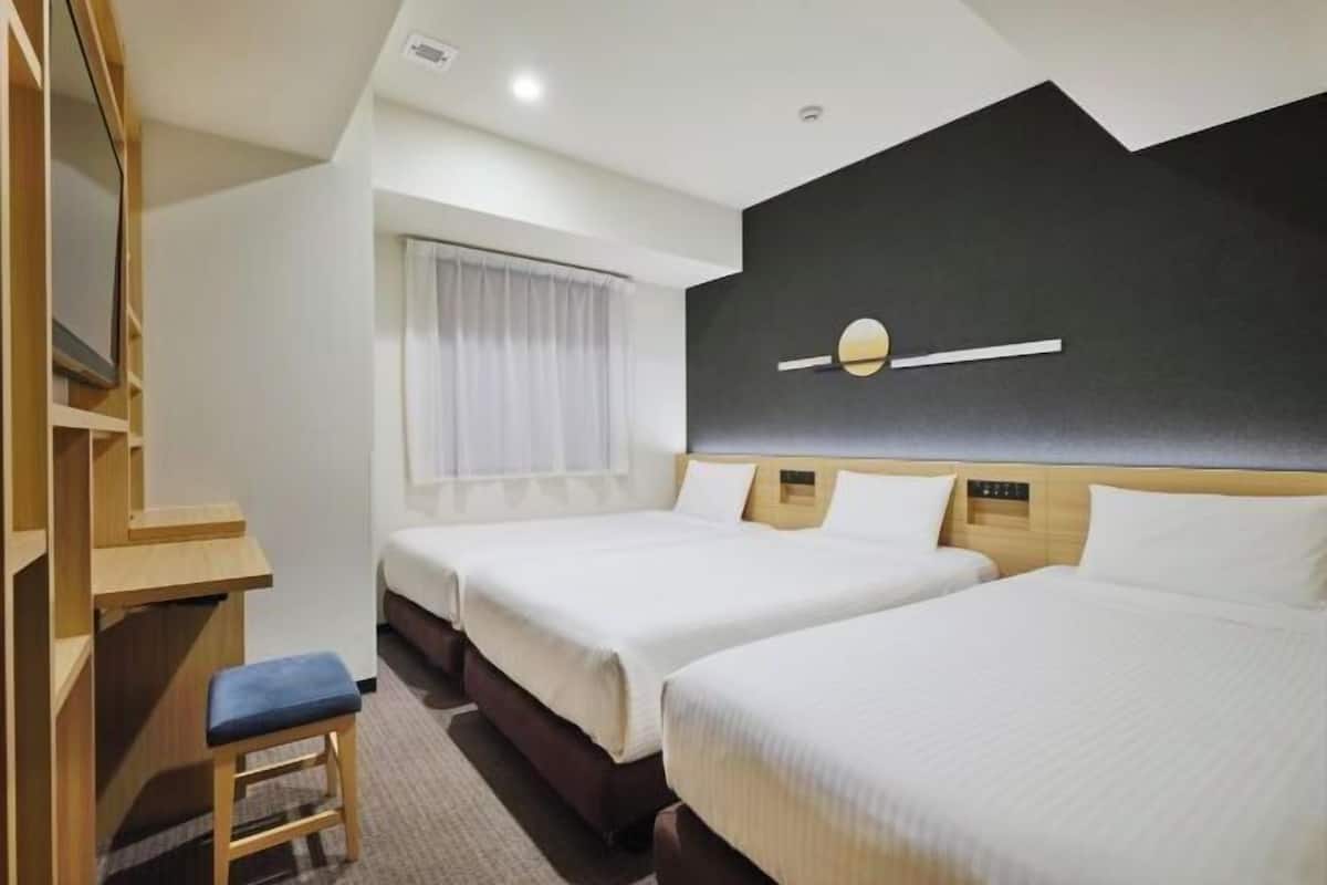 In-room safe, laptop workspace, iron/ironing board, free WiFi