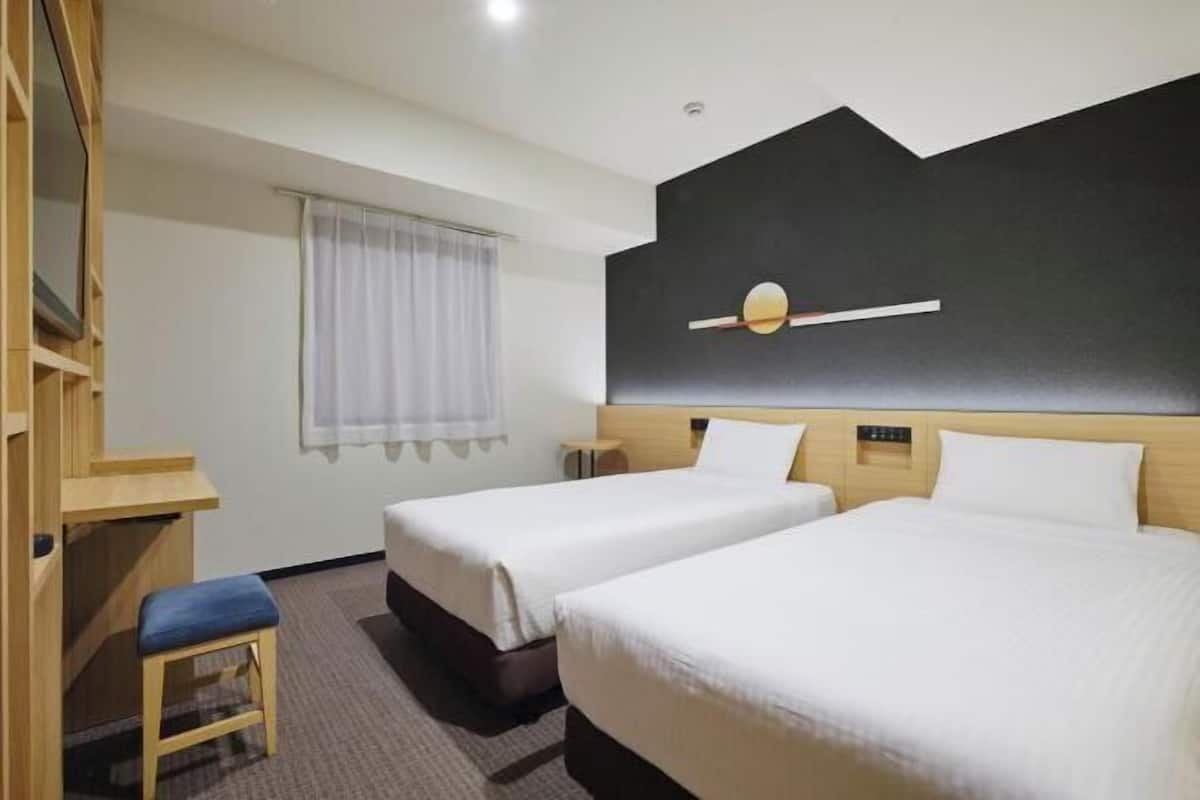 In-room safe, laptop workspace, iron/ironing board, free WiFi