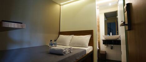 Quarto standard, para não fumantes | Escrivaninha, Wi-Fi de cortesia, roupa de cama