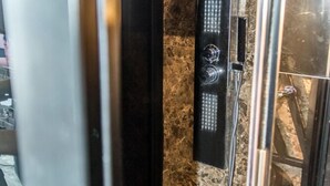 Estudio | Regadera en el baño
