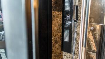 Studio | Bathroom shower