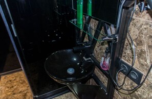 Studio | Bathroom | Shower, free toiletries, hair dryer, towels