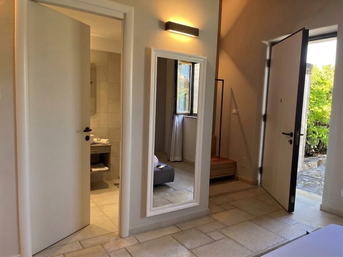 Een moderne badkamer met toilet, wastafel en douchehoek.