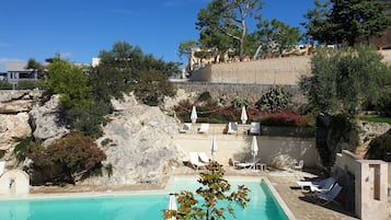 Una piscina al aire libre de temporada