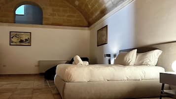 Suíte luxo, 1 cama King e sofá-cama, para não fumantes | 1 quarto, roupas de cama premium, edredons de pluma, frigobar